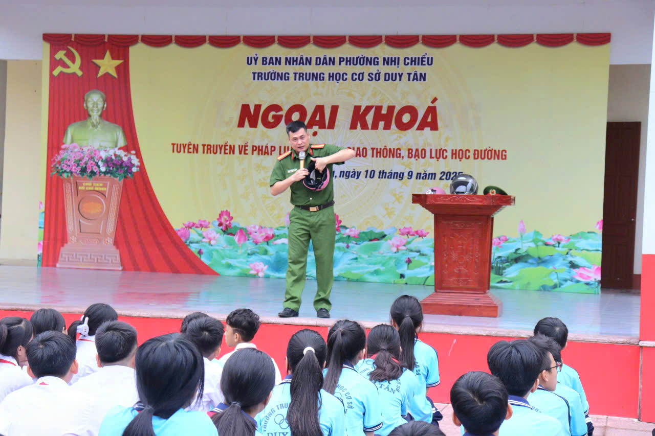 Công an phường Nhị Chiểu phối hợp giáo dục pháp luật, xây dựng môi trường học đường an toàn tại Trường THCS Duy Tân